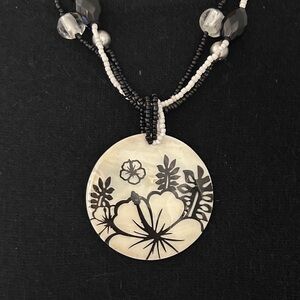 Black and White Floral‎ hibiscus shell Pendant Necklace